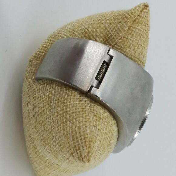 Gossip Silver Tone Quartz Wristwatch Cuff Band Watch - Picture 6 of 10